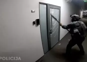 В Латвии ликвидировали колл-центр международных криптомошенников
