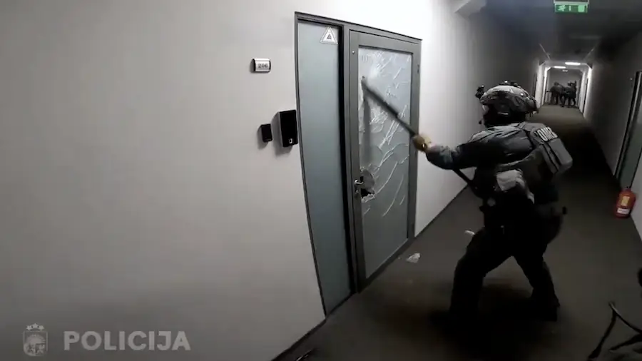В Латвии ликвидировали колл-центр международных криптомошенников