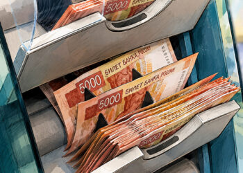 Минфин советует нести деньги в банк — россияне снимают рекордные суммы наличными