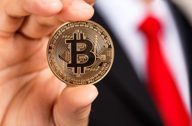 Институционалы избавились от 52 500 BTC через ETF